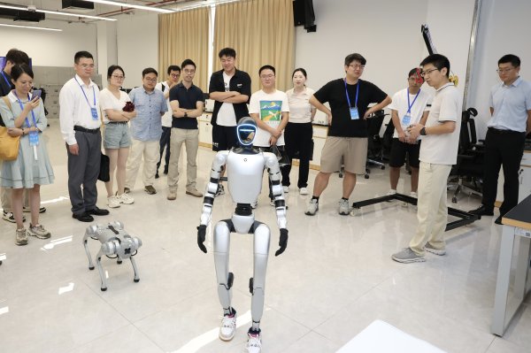 闪牛 30余名硕博探访珠海高端制造与医疗科技产业